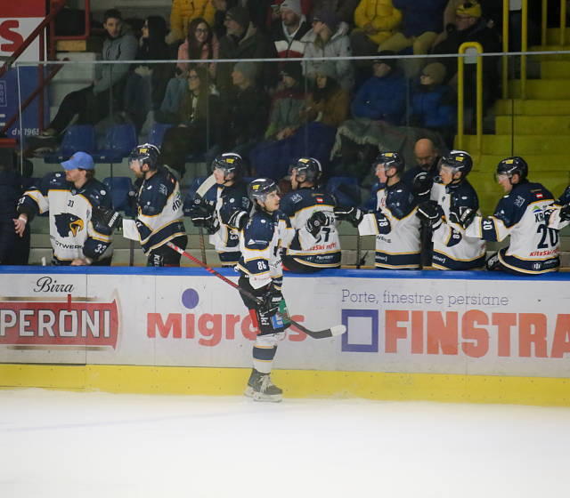 Spannung pur in Asiago: Adler setzen sich knapp im Shootout durch
